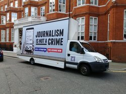 Julian Assange ad van