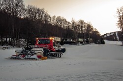 Snow grooming machine