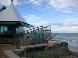 Image of a cart garbage collector, on the waterfront of the beach of Boa Viagem, Recife, PE.