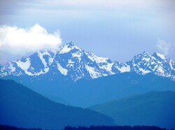 A snowy mountain range in the Pacific Northwest, USA