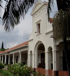 Zuid afrikaans hospital verandah, gable and pillars