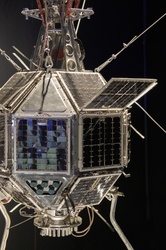 Space satellite with photovoltaic solar panels