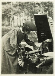 Pull up this small rod to enable the used oil to run out of the base-chamber