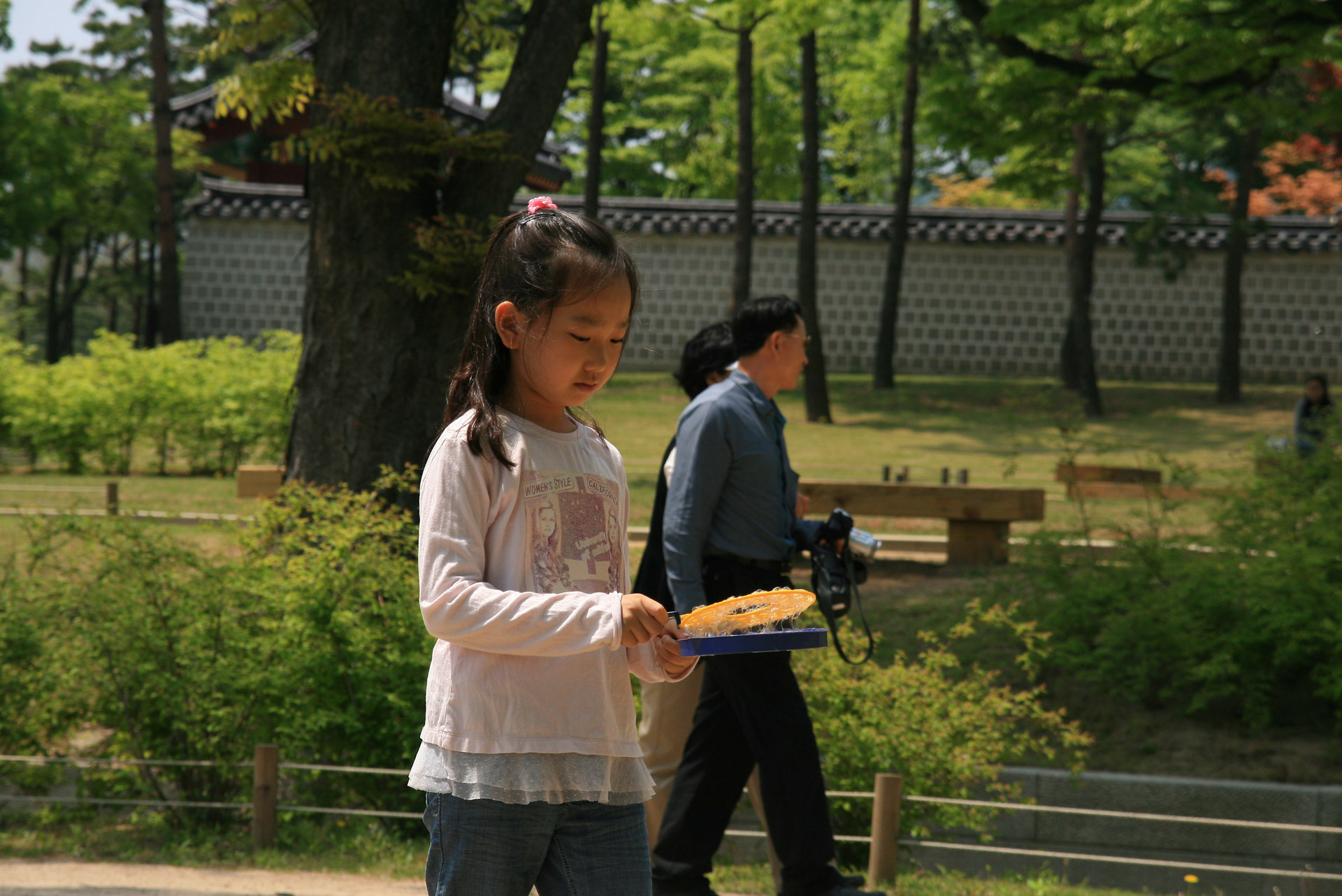 A young girl is about to play soap bubble at Kyeongbok Palace