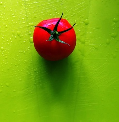 Red-tomato-with-chopping-board