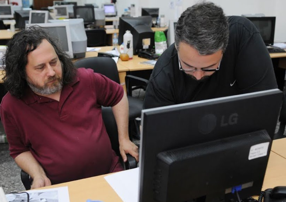 Ayudando a Richard Stallman a definir la falsa tapa del diario Critica