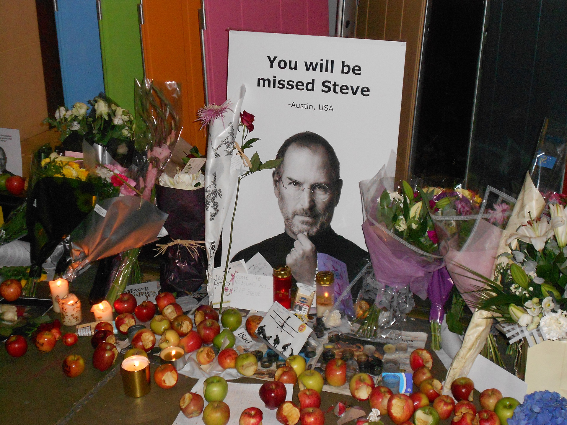Steve Jobs tribute at London Apple Store
