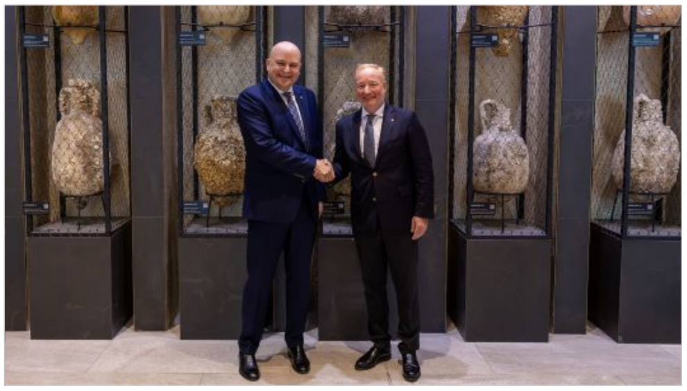 Campinos posing for a photo-op with the Croatian Minister of Economy Ante Šušnjar.