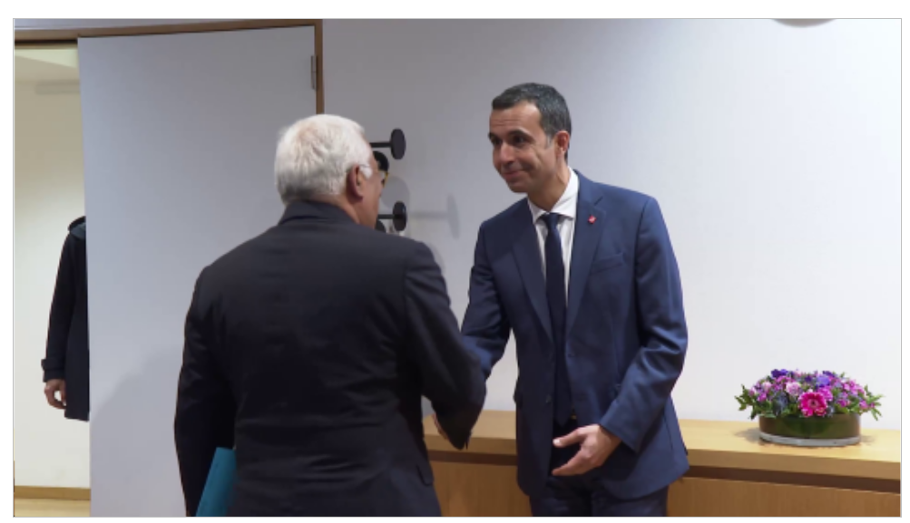 Costa greets Mendonça