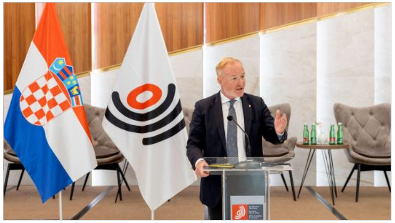 Campinos delivering a keynote speech to a captive audience of Administrative Council delegates at the EPN Annual Cooperation