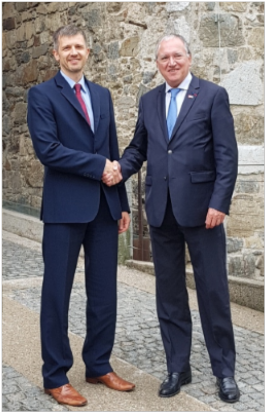 Slovenian IPO director Vojko Toman (left) posing for a photo-op with Battistelli in Ljubljana in 2018.