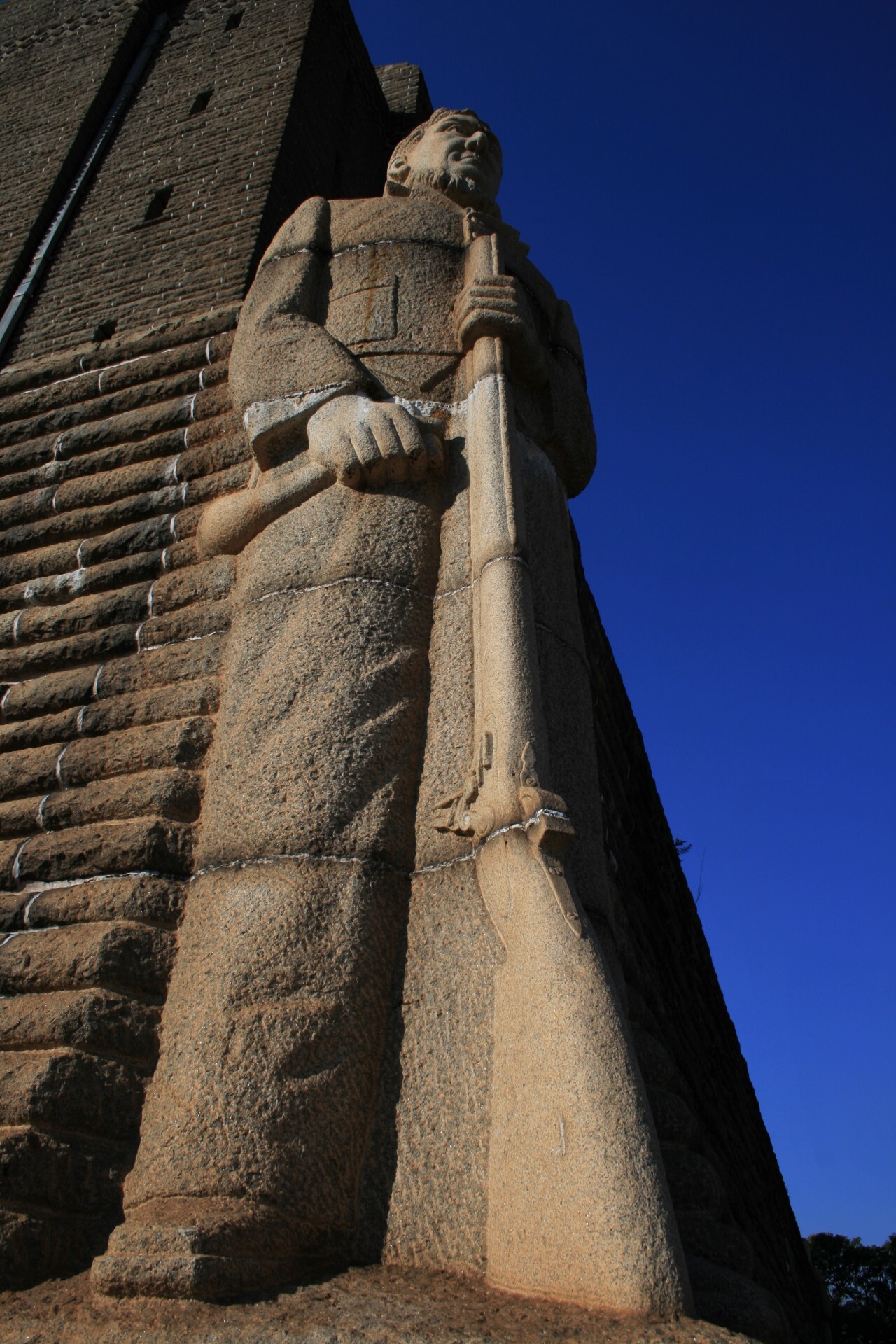 Statue of pioneer holding rifle
