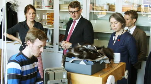 Minister Troels Lund Poulsen looking at fur design