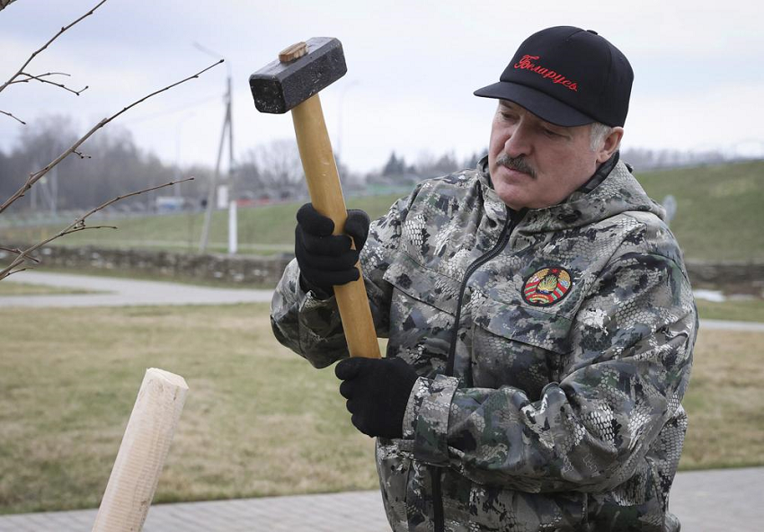Lukashenko with hammer