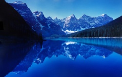 Moraine Lake Panorama: Scenic Moraine Lake in the Canadian Rockies
