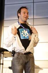 South African-born Mark Shuttleworth with KDE shirt