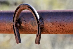 Horse hitching post with a horseshoe for a hitch