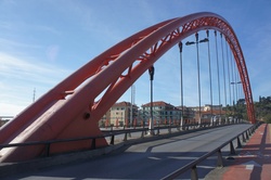 The metal bridge arch-shaped Abenga