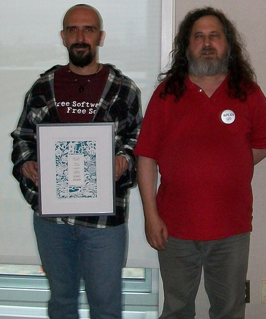 =Luis Falcon et Richard Stallman lors de la cérémonie pour la remise des prix du logiciel libre 2011 à Boston en mars 2012