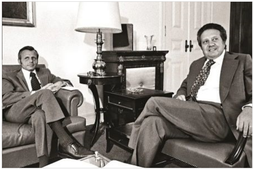 Frank Carlucci (left), with Mário Soares (right)