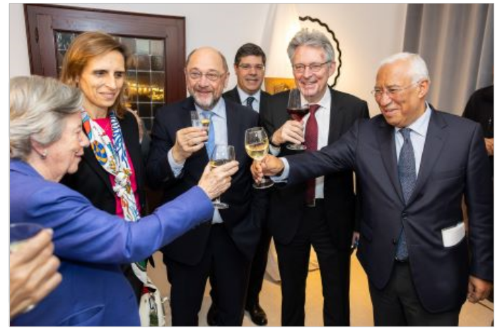 António Costa (right) raises a glass with Isabel Soares (left)