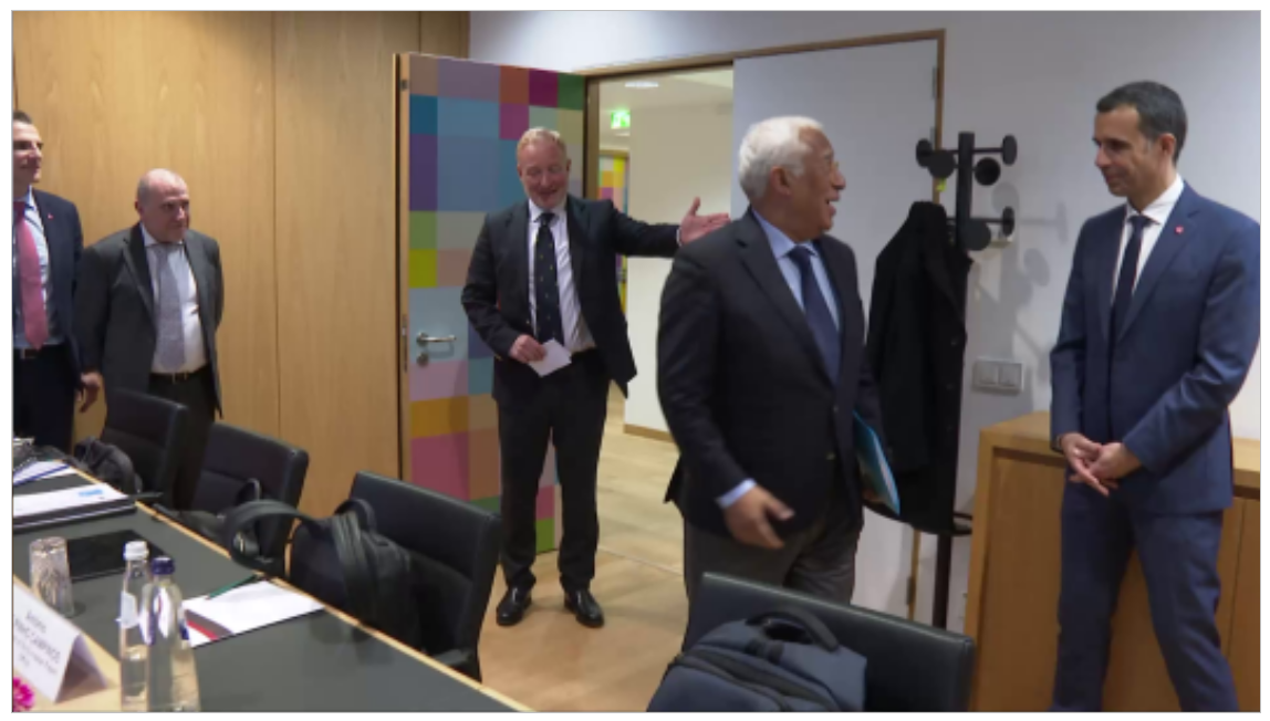 António Costa greets the third member of the EPO President's entourage, Sandro Mendonça.