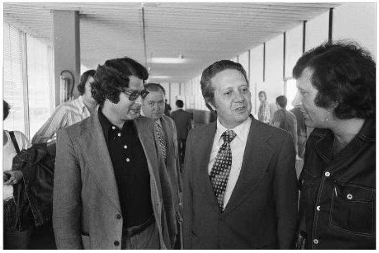 Mário Soares (centre) at Amsterdam Schipol Airport in 1975