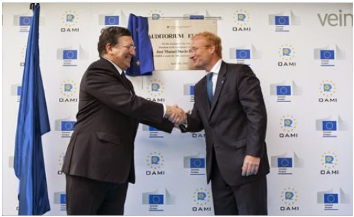 OHIM President António Campinos (right) welcoming the President of the European Commission, José Barroso (left)